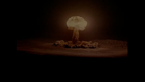 1957-Haube-Atombombenexplosion-Während-Des-Betriebs-Plumbbob-01