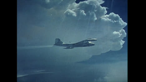 1958-Avión-Americano-B-57b-Muestreo-De-Nubes-Durante-Una-Examen-Nuclear-En-El-Atolón-Bikini