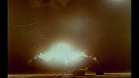 Archiv-Clip-Des-Atombomben-Detonationstests-Mitte-Des-20.-Jahrhunderts-03