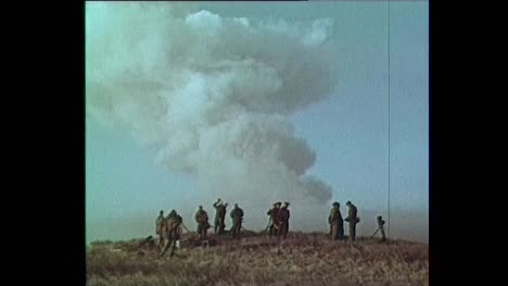 1956-Sowjetisches-Militärpersonal-Beobachtet-Atomexplosion