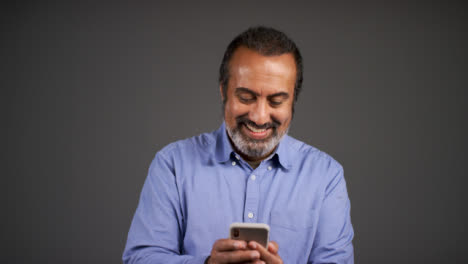Mann-Mittleren-Alters,-Lächelnd-Und-SMS-Porträt