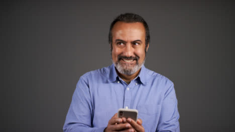Mann-Mittleren-Alters-SMS-Und-Lächelndes-Porträt