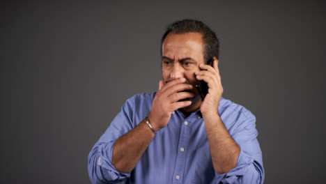 Mann-Mittleren-Alters-Erhält-Schlechte-Nachrichten-über-Telefonporträt