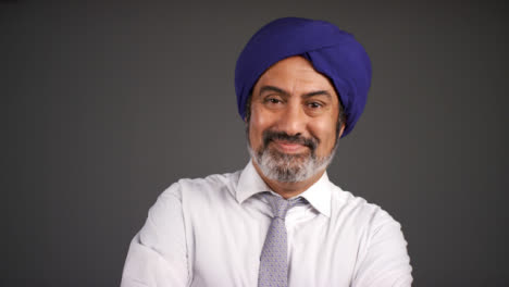 Pull-Enfoque-of-Smart-Middle-Aged-Man-In-Turban-Smiling
