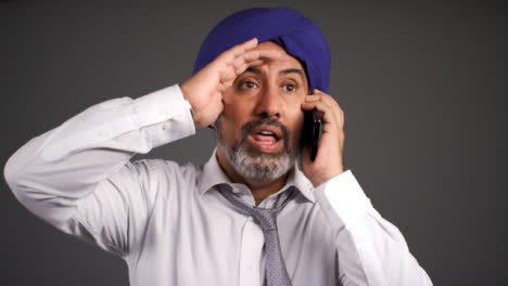 Smart-Angry-Middle-Aged-Man-In-Turban-Shouting-On-Teléfono