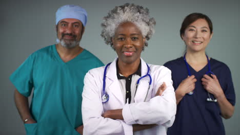 Drei-Zugängliche-Ärzte-Mittleren-Alters-Lächelndes-Porträt