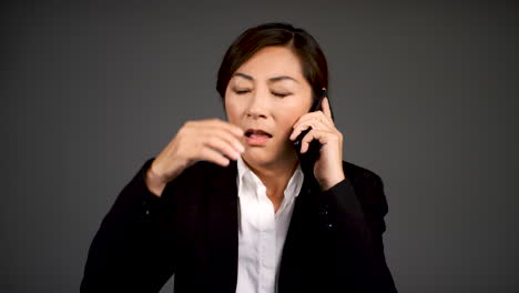 Annoyed-Middle-Aged-Woman-On-Teléfono-Portrait