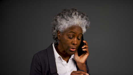 Enojado,-Mujer-De-Mediana-Edad,-En,-Teléfono,-Retrato