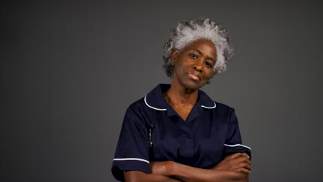 Krankenschwester-Mittleren-Alters,-Die-Arme-Verschränkt-Und-Lächelndes-Porträt