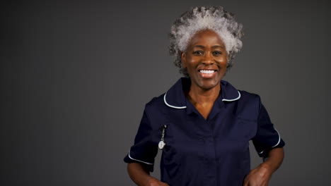 Krankenschwester-Mittleren-Alters-Mit-Verschränkten-Armen-Und-Lächelndem-Porträt