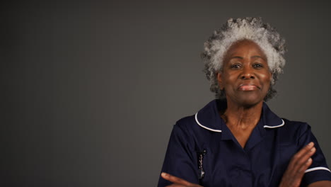 Krankenschwester-Mittleren-Alters,-Die-Arme-Verschränkt-Und-Lächelndes-Porträt