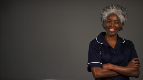 Krankenschwester-Mittleren-Alters-Verschränkt-Die-Arme-Und-Lächelt