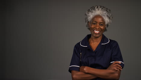 Krankenschwester-Mittleren-Alters-Verschränkt-Die-Arme-Und-Lächelt-Porträt