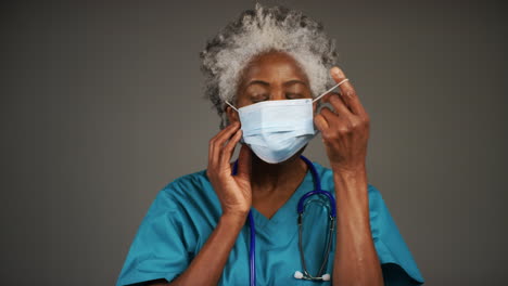 Médico-De-Mediana-Edad-Quitando-La-Mascarilla-Y-Retrato-Sonriente