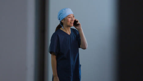 Chirurg-Mittleren-Alters-Telefoniert-Mit-Ihrem-Handy-Talking