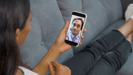 Young-Woman-Having-Teléfono-Consultation-with-Doctor