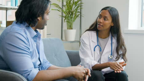 Zugänglicher-Arzt-Im-Gespräch-Mit-Patienten