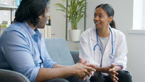 Zugängliche-Ärztin-Im-Gespräch-Mit-Ihrem-Patienten