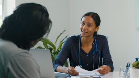 Ärztin-Bespricht-Ergebnisse-Mit-Patientin