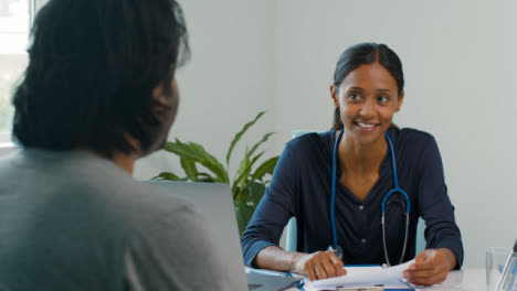 Doctora-Discutiendo-Los-Resultados-Con-El-Paciente