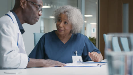 Two-médico-Professionals-Having-a-Meeting-In-Office-Espacio