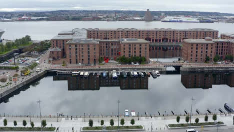 Drone-Shot-Acercándose-Al-Royal-Albert-Dock-03