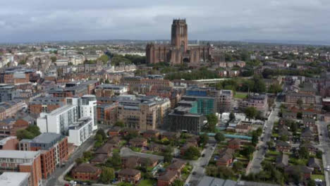 Drohnenschuss-Steigt-über-Gebäuden-Im-Stadtzentrum-Von-Liverpool-05