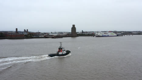 Drohnenschuss-Tracking-Boot-Im-Fluss-Mersey