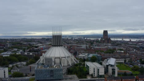 Drohnenschuss-Im-Orbit-Der-Kathedrale-Von-Liverpool