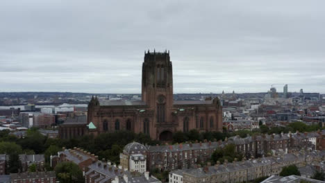Drohnenschuss-Im-Orbit-Der-Kathedrale-Von-Liverpool-01