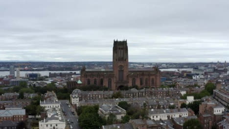Drohnenschuss-Zieht-Sich-Aus-Der-Kathedrale-Von-Liverpool