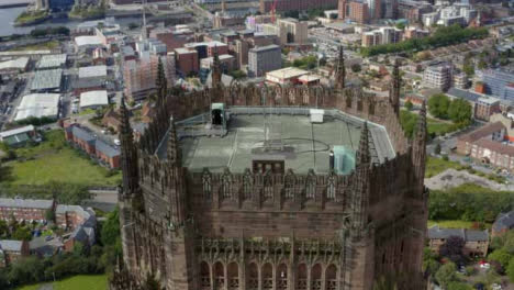 Drohnenschuss-Steigt-über-Der-Kathedrale-Von-Liverpool-02