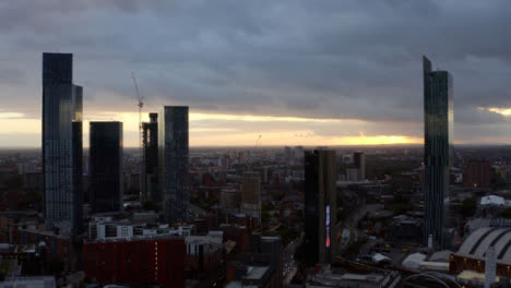 Drohnenschuss-Beim-Hochziehen-Von-Wolkenkratzern-In-Manchester