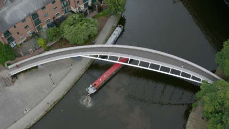 Overhead-Drohne-Schoss-Umkreisendes-Boot-Auf-Den-Castlefield-Kanälen-02