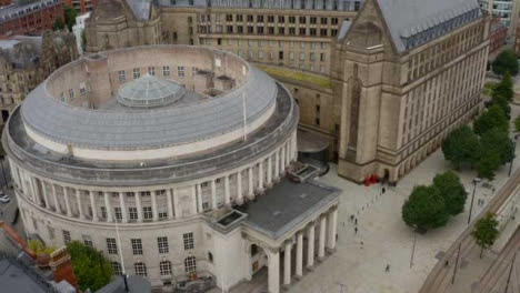 Drone-Shot-Acercándose-A-La-Biblioteca-Central-De-Manchester