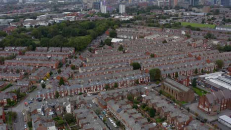 Drone-Shot-Acercándose-A-Los-Suburbios-De-Old-Trafford