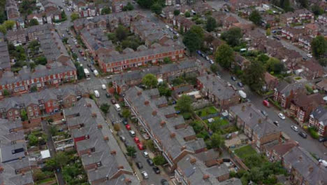 Drone-Shot-Orbitando-Los-Suburbios-De-Old-Trafford-03