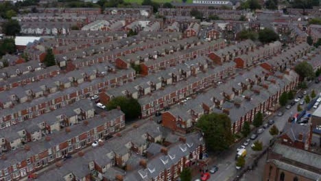Drone-Shot-Orbitando-Los-Suburbios-De-Old-Trafford-06