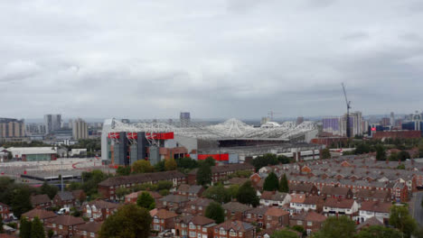 Drohnenschuss-Nähert-Sich-Dem-Alten-Trafford-Stadion