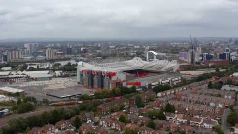 Drone-Shot-Elevándose-Por-Encima-Del-Estadio-Old-Trafford-01