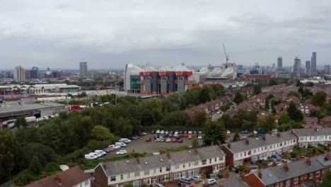 Drohnenschuss-Steigt-über-Dem-Alten-Trafford-Stadion-02