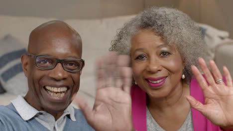 Pareja-De-Ancianos-Saludando-Y-Escuchando-Durante-La-Videollamada