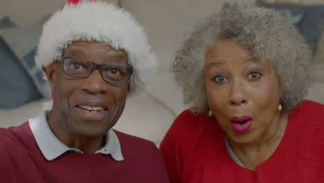 älteres-Ehepaar-Hört-Während-Des-Weihnachtsvideoanrufs-Zu
