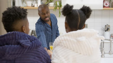 El-Padre-Entrega-Un-Tazón-De-Frambuesas-A-Sus-Hijos-Adolescentes-Durante-El-Desayuno