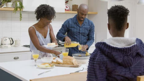 Joven-Se-Une-A-Su-Familia-En-La-Isla-De-La-Cocina-Durante-El-Desayuno-02