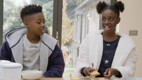 Junges-Mädchen,-Das-Ihr-Essen-Beim-Familienfrühstück-Zubereitet