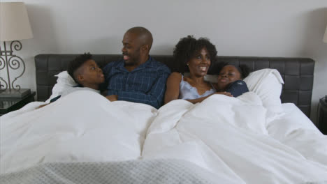Young-Niños-Snuggle-In-Their-Parents-Bed