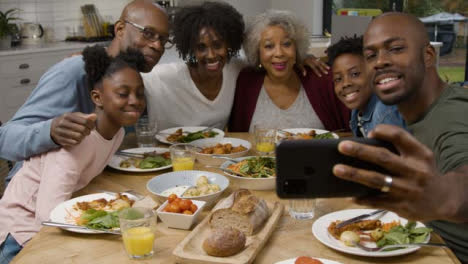 Familie-Macht-Zusammen-Ein-Selfie-Beim-Familienessen
