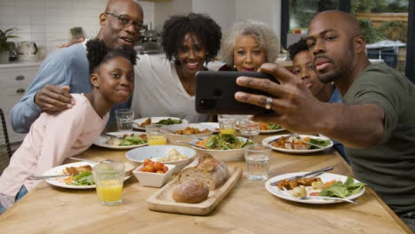 Familie-Macht-Zusammen-Ein-Selfie-Während-Eines-Familienessens