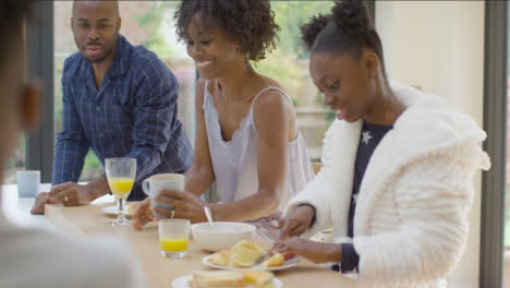 Familie,-Die-Beim-Frühstück-Auf-Der-Kücheninsel-Miteinander-Redet-Und-Lacht